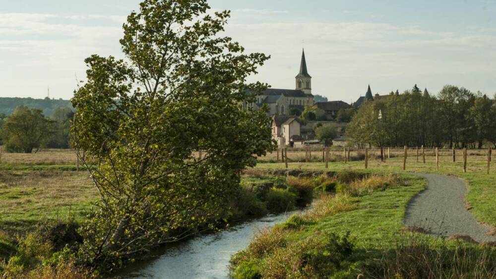 Vue du village de Luzy et bord de la rivière Alène en automne