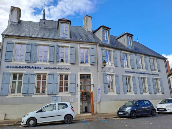 Vue de la façade du bureau d'information touristique de Moulins-Engilbert