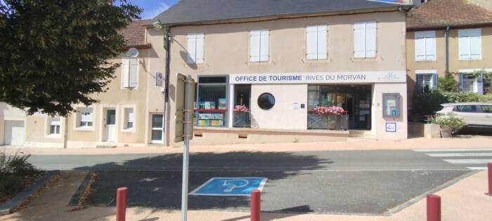 Vue de la façade du bureau d'information touristique de Saint-Honoré-les-Bains