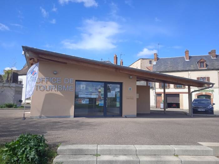 Vue de la façade du bureau d'information touristique de Cercy-la-Tour