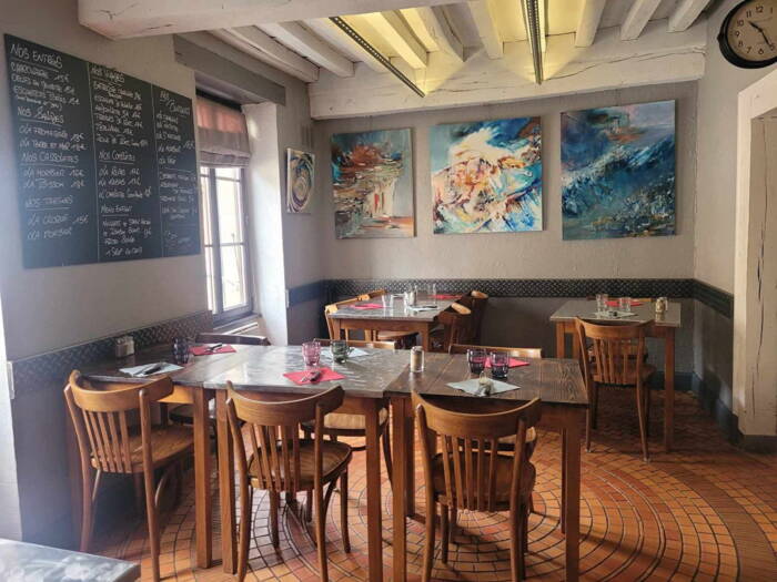 Vue intérieure du Bar Resto de Luzy et son ambiance chaleureuse