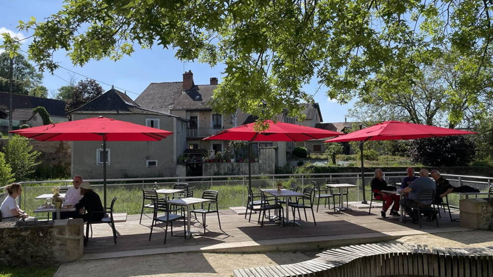 Vue de la terrasse ensoleillée du bistro Mon Moulin