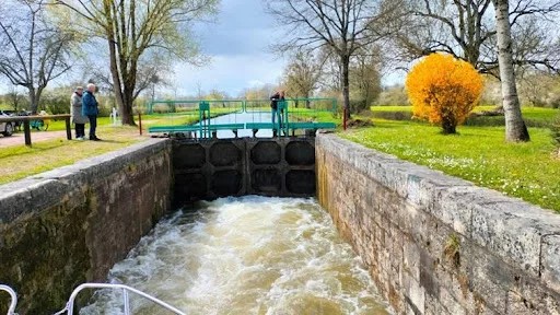 Vue d'une écluse sur le Canal du Nivernais