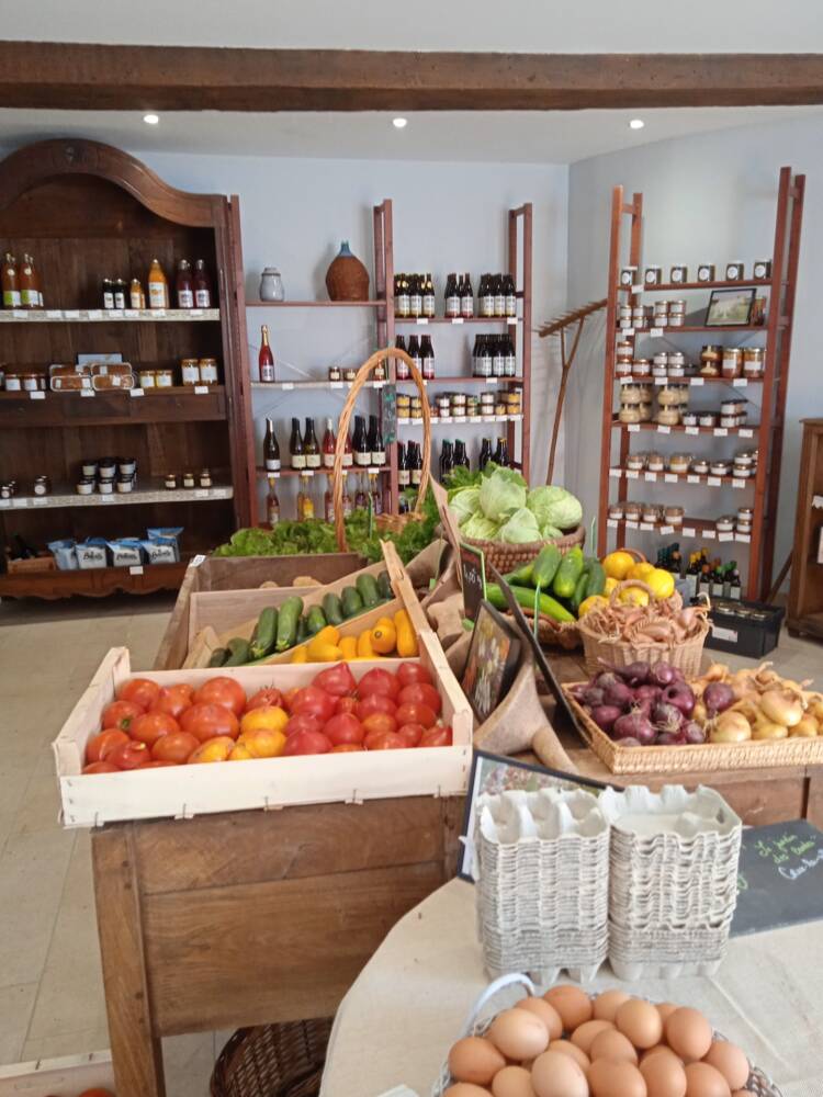 Intérieur du magasin de producteurs le Grenier Paysan à Moulins-Engilbert