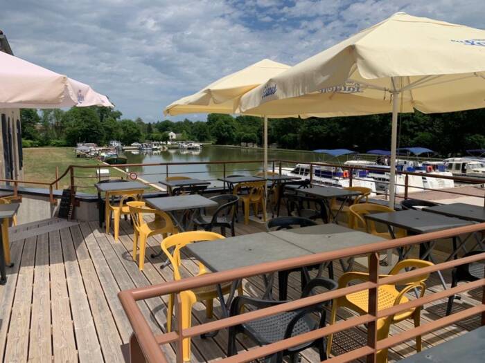 vue de la terrasse de la guinguette du Port à Châtillon-en-Bazois