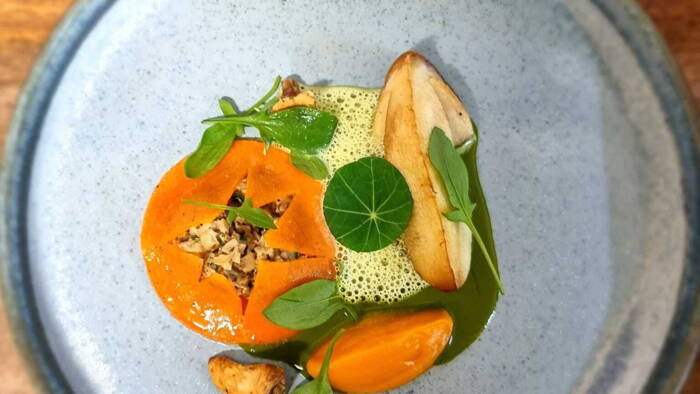 vue en plongée d'un plat aux saveurs automnales à la grangée