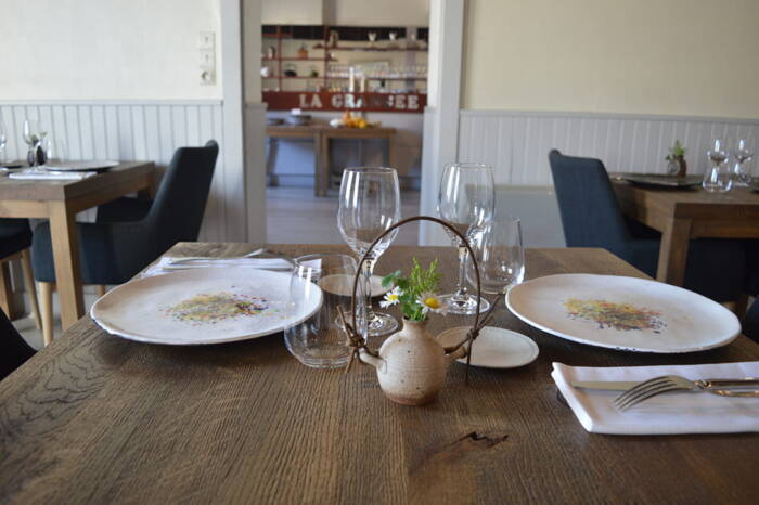 vue intérieure de la salle de restaurant La Grangée