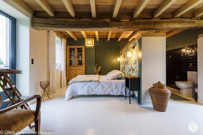 Vue intérieure d'une suite parentale cosy et chaleureuse