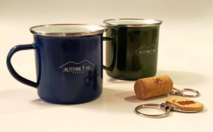 Mugs bleu et vert en émail de la marque Altitude 901, porte-clés flotteurs Rives du Morvan et porte-clés en bois du Morvan