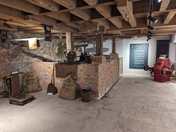 Vue intérieure d'une salle à grains au musée Mon Moulin