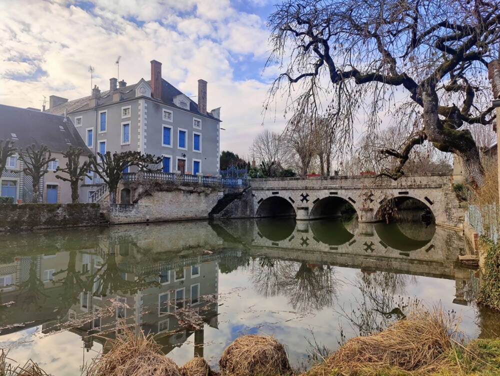 Vue automnale du Pont sur la rivière Aron en plein cœur de Châtillon-en-Bazois