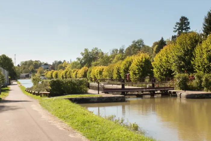 Vue du Port de Châtillon-en-Bazois et des écluses