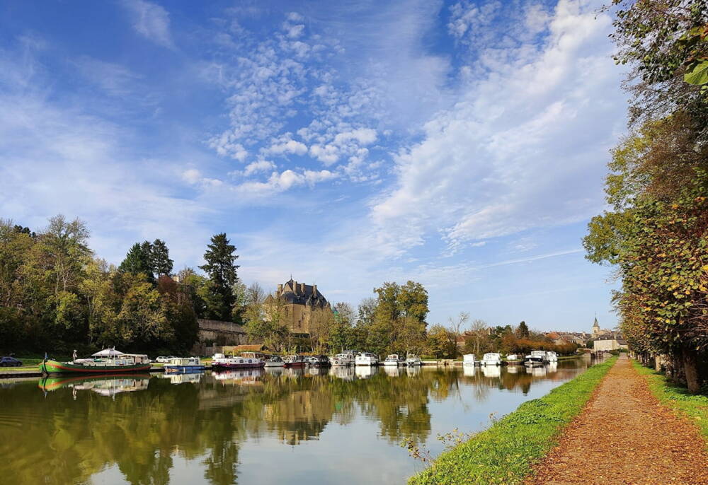 Vue automnale sur le port de Châtillon-en-Bazois