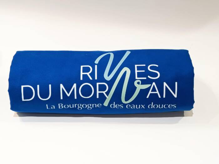 Serviette de plage bleue avec le logotype Rives du Morvan la Bourgogne des eaux douces