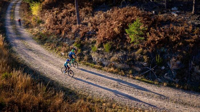 Deux cyclistes en vélo sur les petites routes du Morvan
