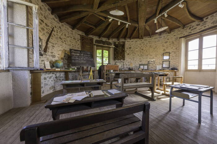 Vue intérieure d'une ancienne salle de classe au musée de la Tour des Barons