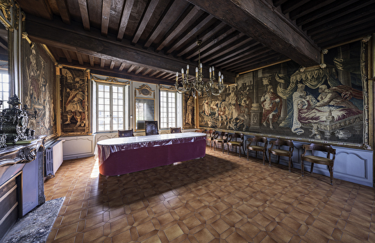 Vue intérieure de la salle de la mairie où sont exposées les tapisserie d'Esther