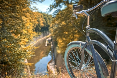 vélo surplombant le Canal du Nivernais à l'automne