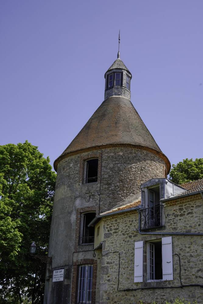 Extérieur de la Tour des Barons Luzy