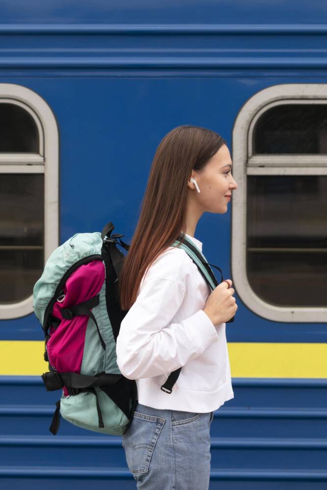 Jeune fille devant un train