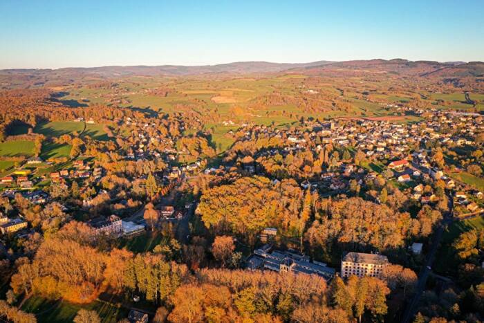 vue aérienne des forêts automnales aux alentour de Saint-Honoré-les-Bains