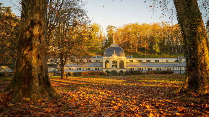 vue extérieure des Thermes de Saint-Honoré-les-Bains en automne