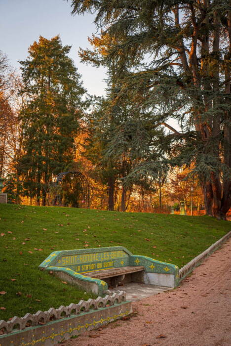 Vue du parc thermal à l'automne