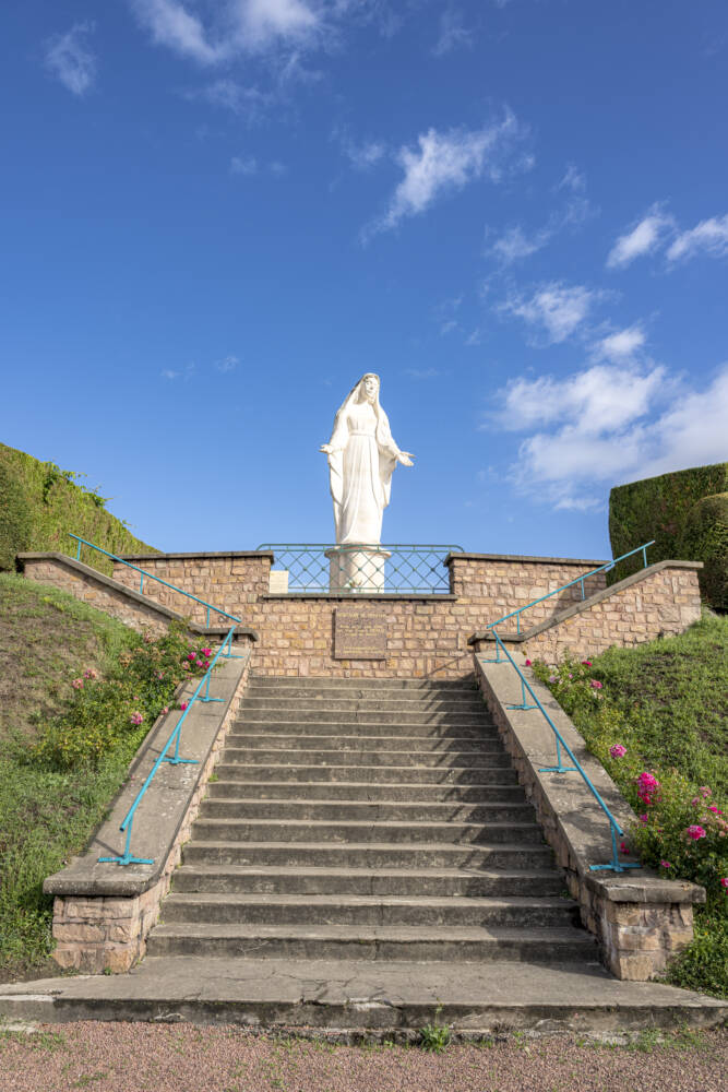 vue en contre plongée de la statue monumentale de la vierge Marie