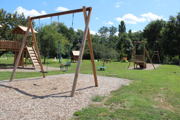 Vue extérieure de la Plaine de jeux pour enfants de Cercy-la-Tour