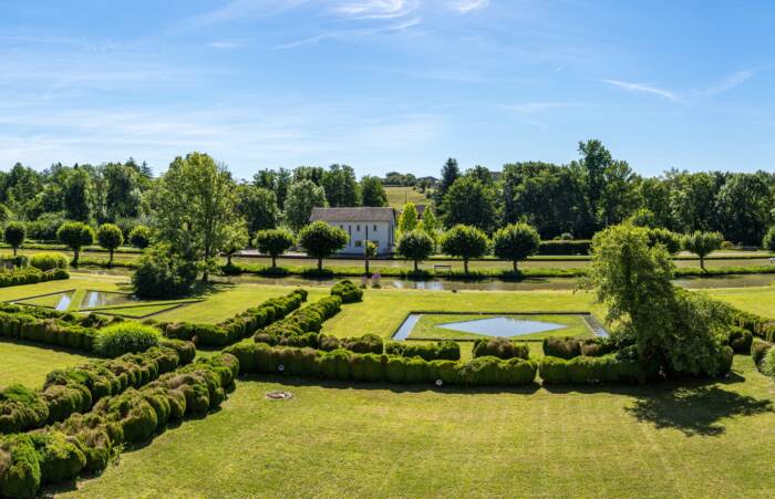Vue extérieure en plongée des jardins du château de Châtillon