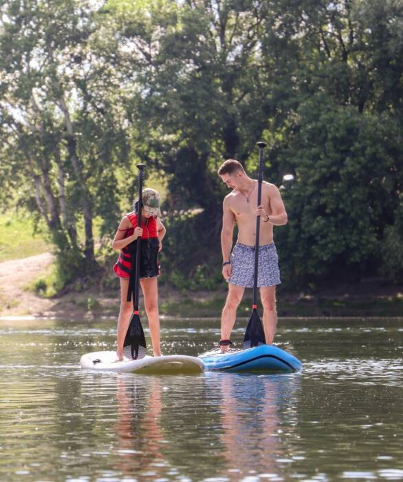 Couple sur un paddle naviguant sur la rivière Aron