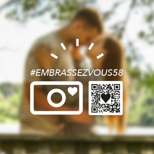 Affiche embrassez-vous avec flash code et amoureux