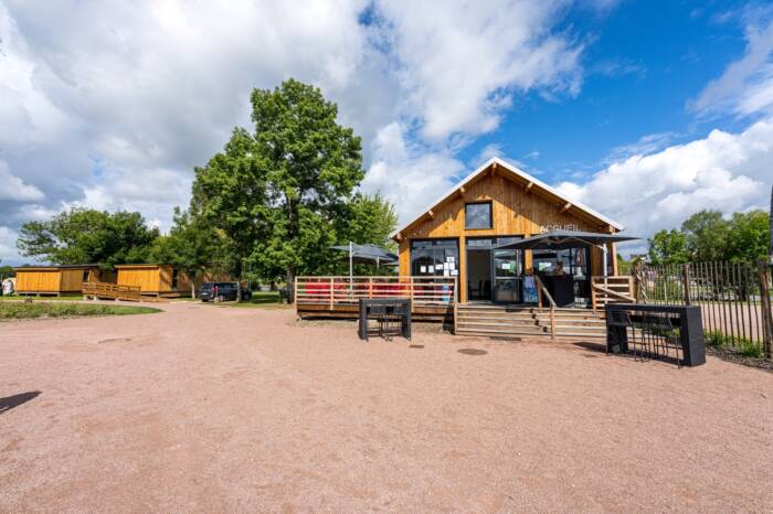 Vue extérieure de l'entrée du camping et de la Guinguette du Port de Cercy-la-Tour