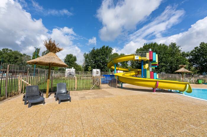 Vue extérieure de la piscine de Cercy-la-Tour