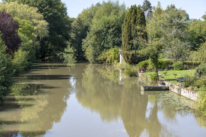 Vue extérieure et en plongée de la rivière Aron depuis le pont de Châtillon