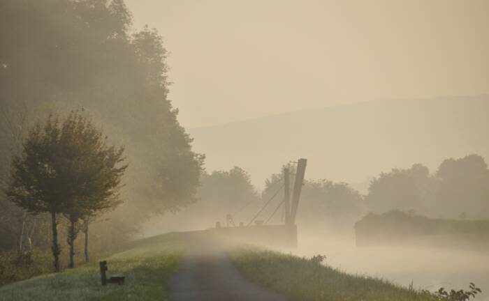 Vue des bords du Canal du Nivernais sous la brume matinale en automne