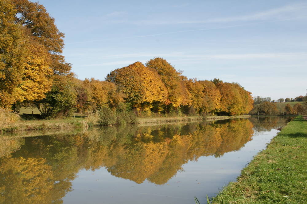 Vue des bords du Canal à l'automne avec ses flamboyantes couleurs