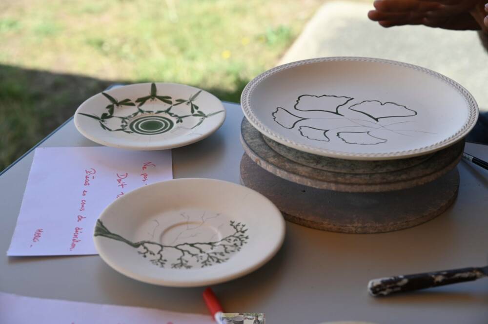 atelier céramique avec gros plan sur des assiettes décorées
