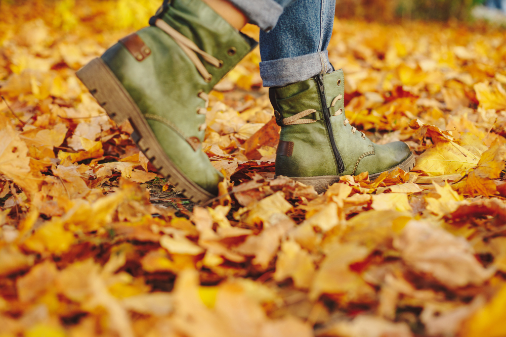 bottes sur feuilles d'automne