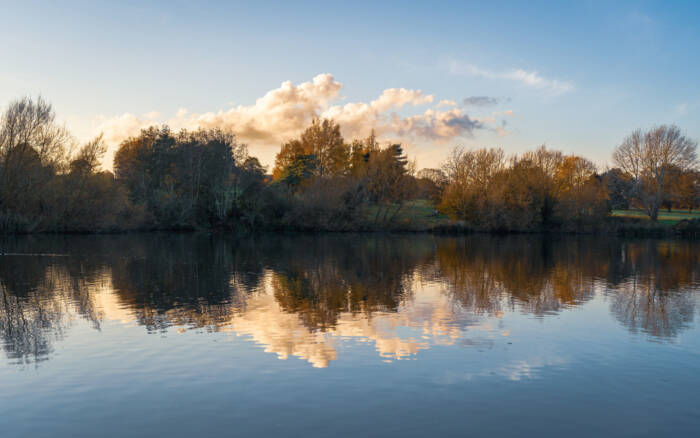 Vue de face des bords de Loire en automne avec reflets sur l'eau
