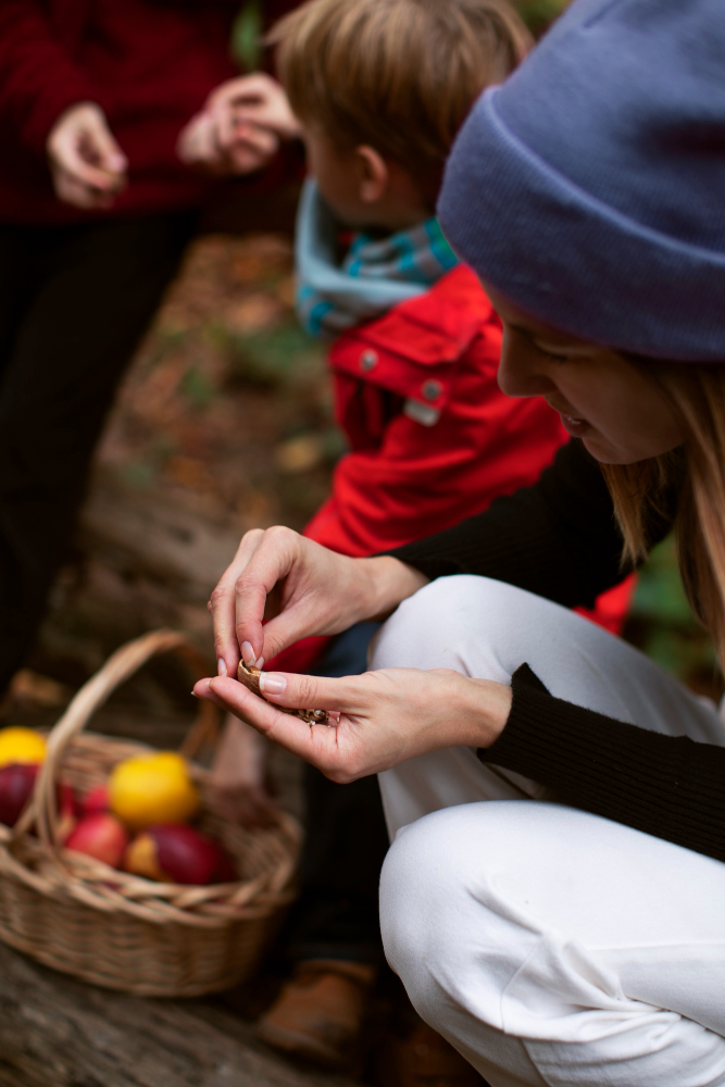 vue d'une famille en pleine cueillette de fruits de saison lors d'un atelier permaculture