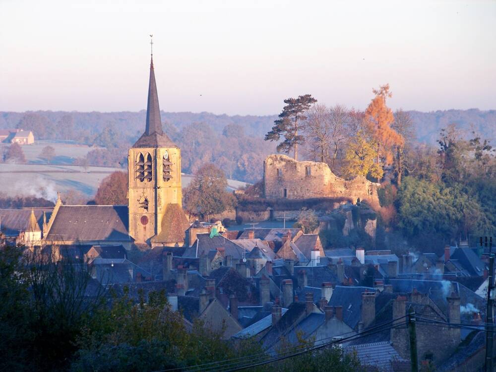 vue automnale de Moulins-Engilbert sur les hauteurs du village