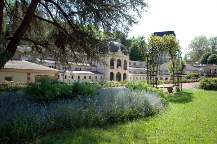 vue jardin thermes st honore - Rives du Morvan Tourisme